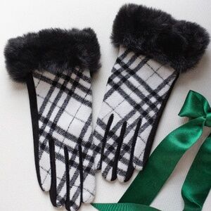 NWT Womens Plaid Gloves Text Touchscreen WhiteBlack Faux Fur Trim Classic Tartan